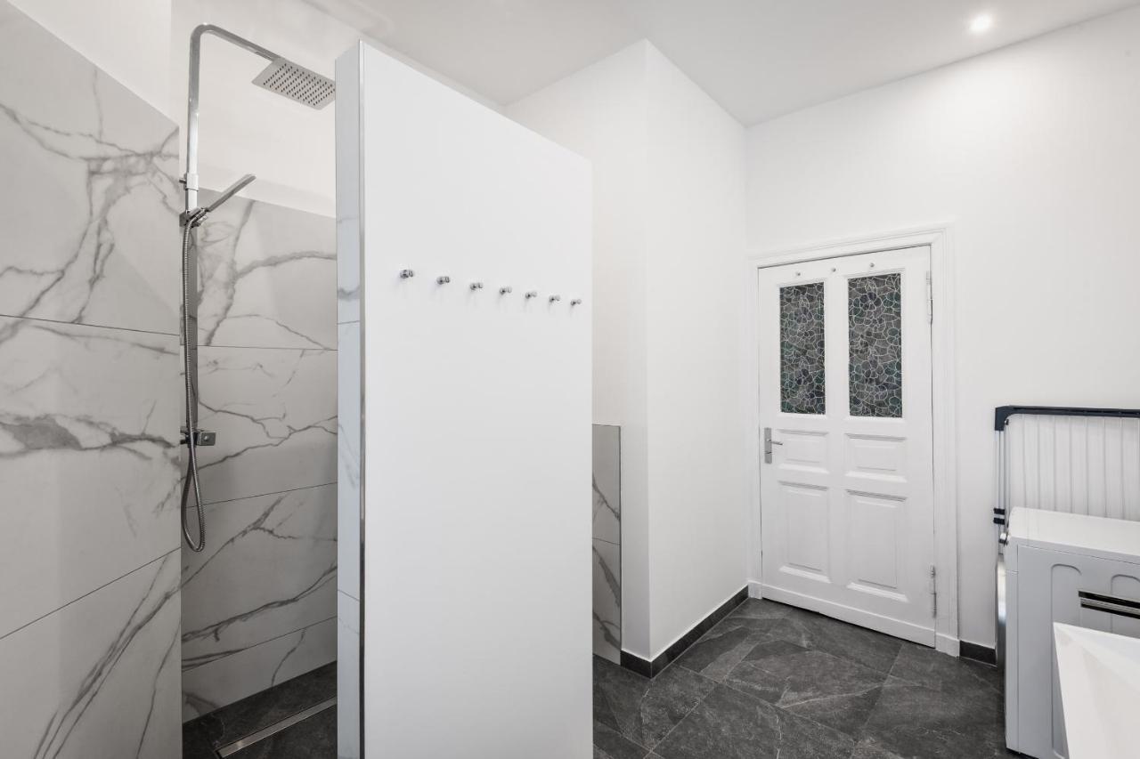 Riesiges Apartment Nahe Kudamm Sehr Schoner Altbau 123M2 Gross 12 Gaste Berlin Exteriör bild